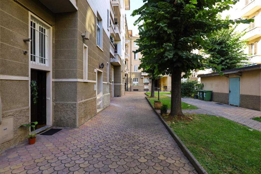 Paki Nel Cuore Dei Navigli Di Milán